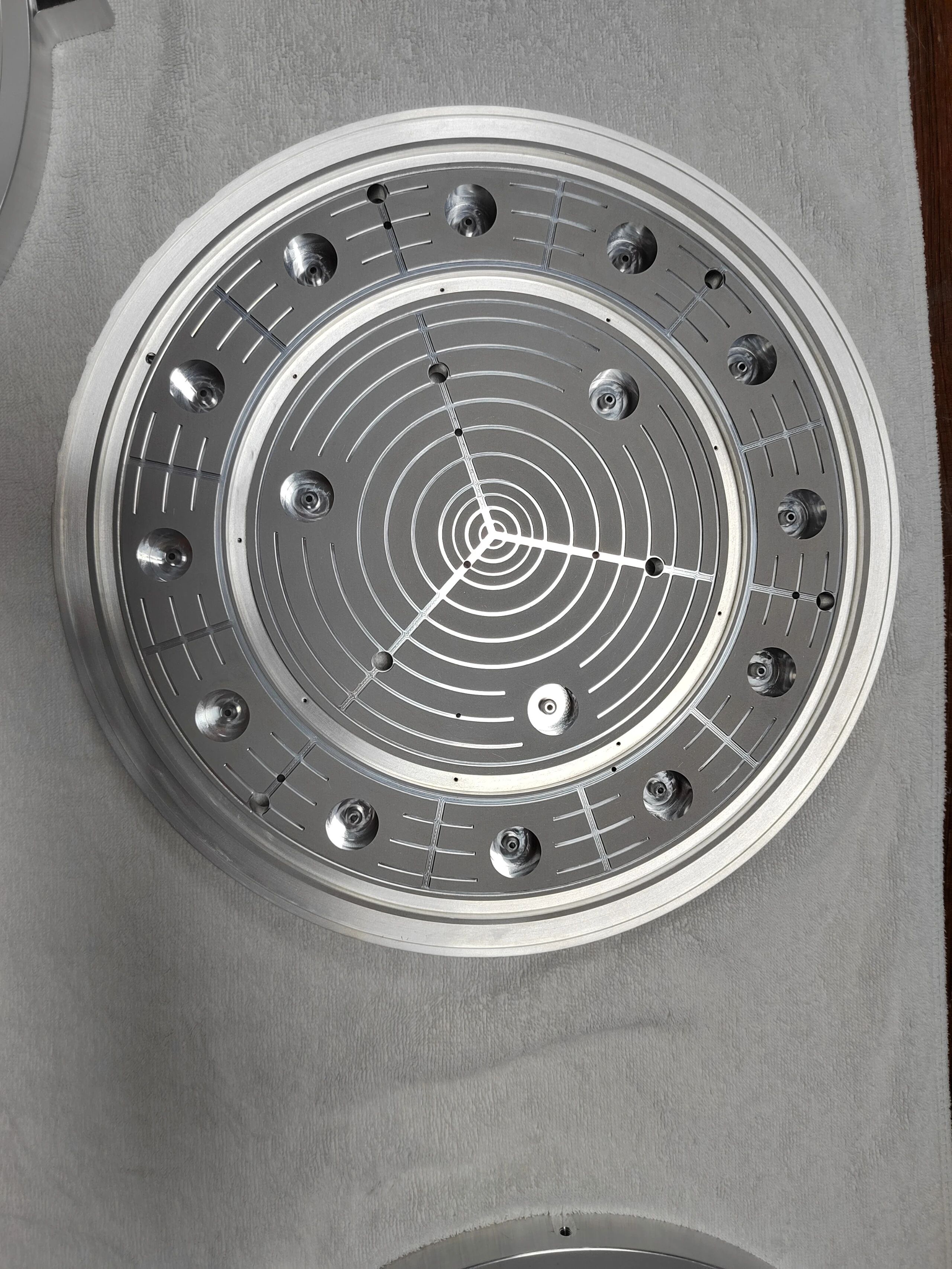 Precision sealing plate for semiconductor equipment